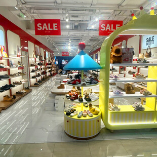 商场内促销中的鞋类专区