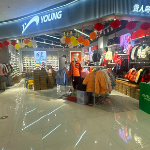 时尚童装店陈列展示