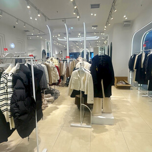 时尚服装店内部陈列展示