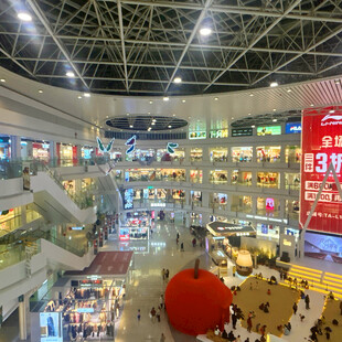 繁华商场内部热闹景象