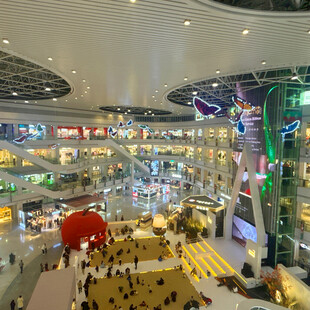 繁华商场内部热闹景象