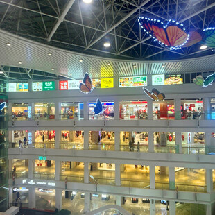 商场内部琳琅满目的店铺