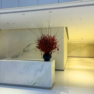 现代大厅中的精致花卉装饰