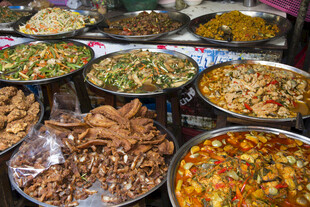 多样美味菜肴摆满桌