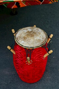 红色精美鼓具展示