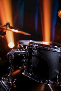 炫酷舞台上的黑色架子鼓