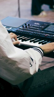 演奏者专注弹奏电子键盘