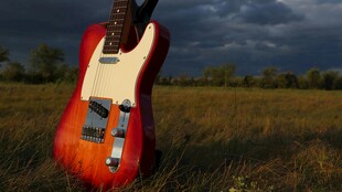 旷野中的红色电吉他