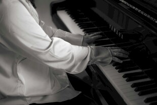 弹奏钢琴的手部特写