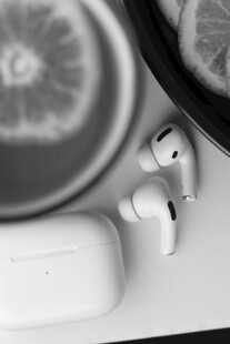 白色耳机与水果静物特写
