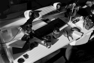 实验室中的科研操作场景