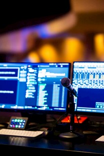 科技场景下的编程工作画面