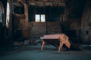 废弃房间中的老旧钢琴