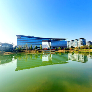 湖畔现代建筑倒影美景