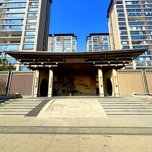 中式门楼与现代高楼景观