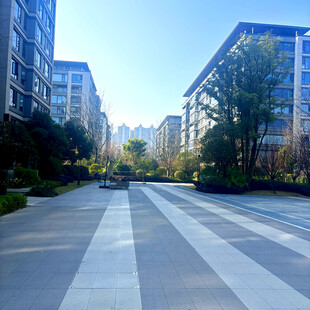 宽阔整洁的小区景观道路