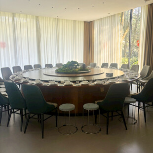 宽敞圆桌会议室场景