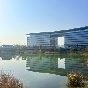 湖畔现代建筑景观