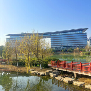 湖畔现代建筑风光