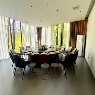 现代风格圆形餐桌会议室