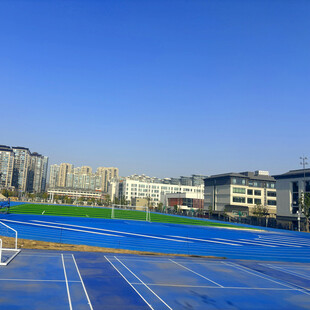 蓝色塑胶跑道的校园操场
