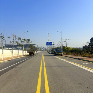 宽阔公路上的行驶车辆