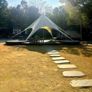 户外草地中的白色帐篷景观