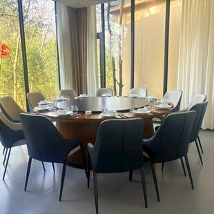 现代风格餐厅圆桌用餐场景