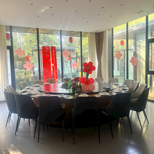 中式餐厅圆桌布置喜庆场景