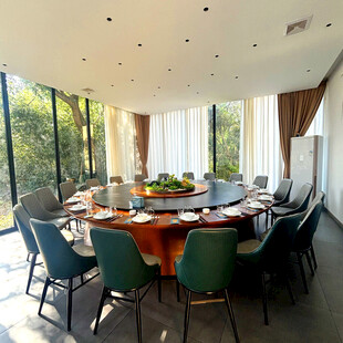 现代风格圆形会议餐桌场景