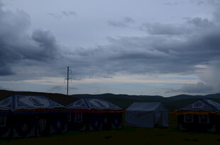 草原上的帐篷与阴沉天空