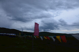 草原上的经幡与阴沉天空