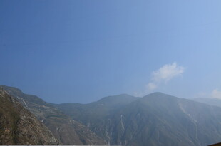 蓝天映衬下的连绵山脉