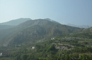 青山连绵的秀丽自然风光