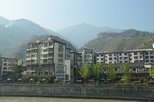 河畔山景中的现代建筑群