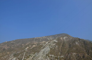 巍峨山峰蓝天背景