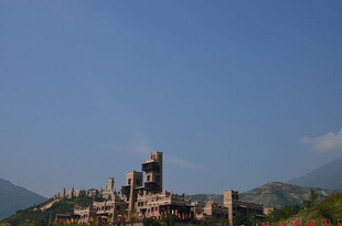 古老城堡屹立于山峦之间