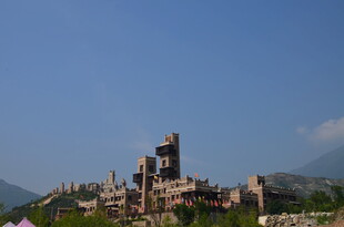 古老城堡屹立蓝天之下