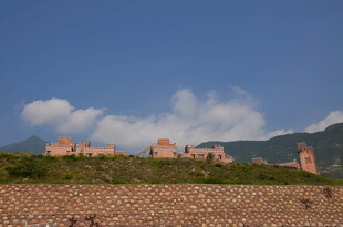 蓝天之下的古老建筑遗迹