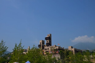 蓝天映衬下的奇幻城堡