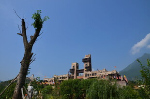 山间古建 独树蓝天相映