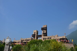 古老建筑屹立于葱郁山林间