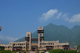 校园建筑与远山美景