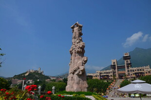 精美雕刻石柱屹立于花园