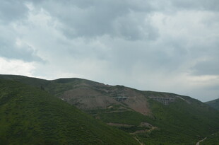 山峦云雾间的自然景致