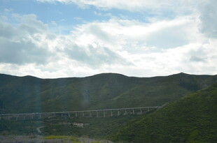 山间风景 蓝天白云映青山