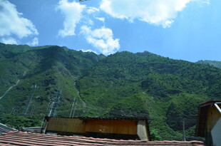 山间小屋 背靠葱郁青山