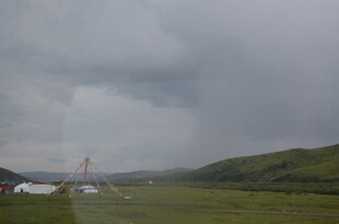草原上的阴沉天空与帐篷