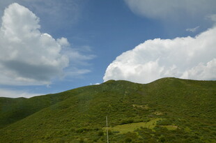 青山蓝天间的美丽景致