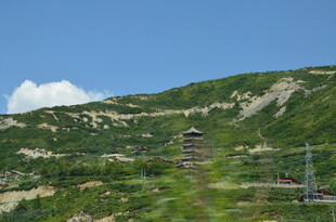 青山白云间的山间景致